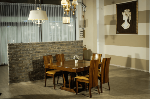 Extendable dining room furniture